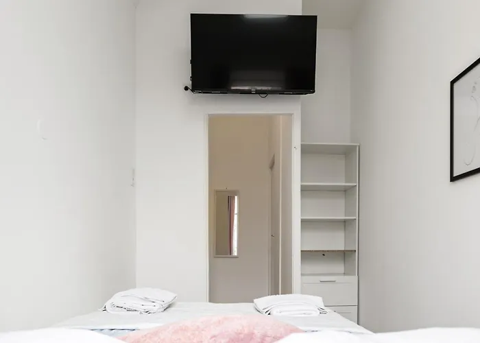 Private In Comfy 6-bedroom Near Millennium