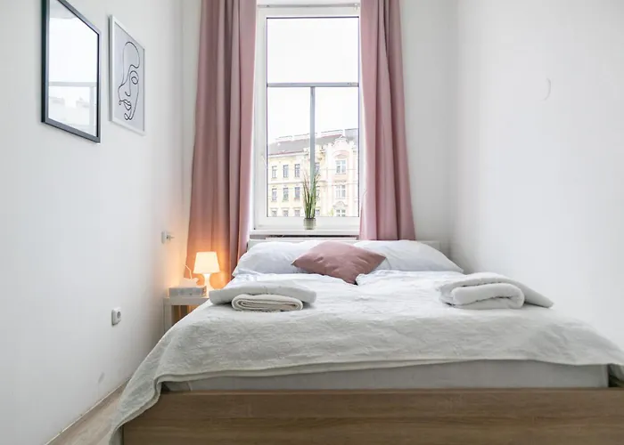 Private In Comfy 6-bedroom Near Millennium Appartement Wenen