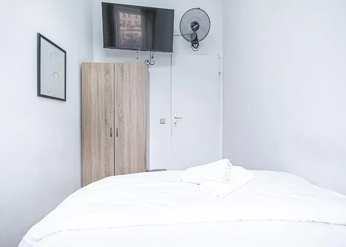 Private In Comfy 6-bedroom Near Millennium Appartement