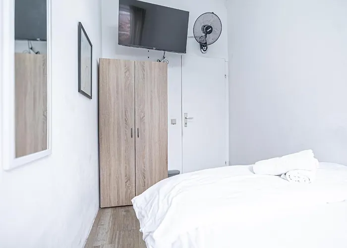 Private In Comfy 6-bedroom Near Millennium