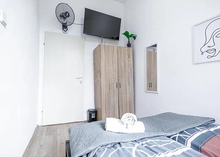 Private In Comfy 6-bedroom Near Millennium Wenen