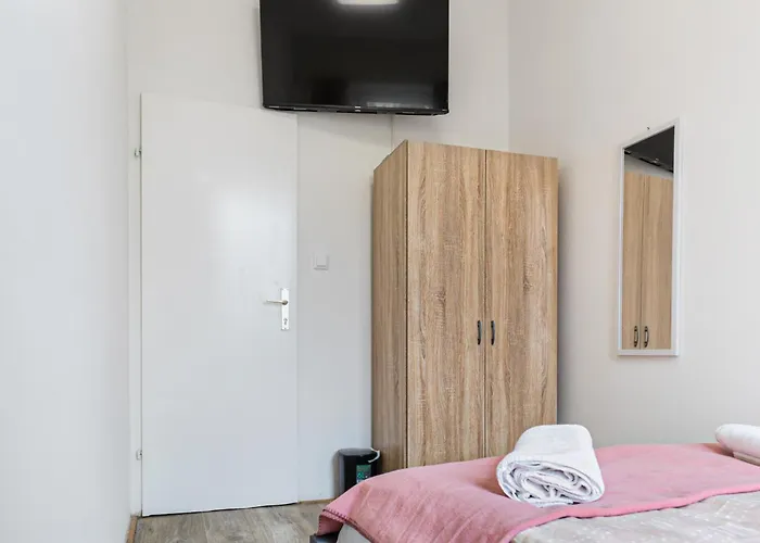 Private In Comfy 6-bedroom Near Millennium