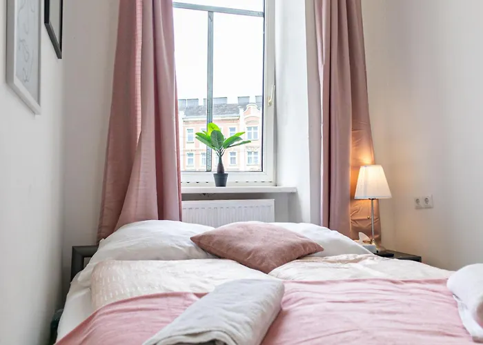 Private In Comfy 6-bedroom Near Millennium Appartement Wenen