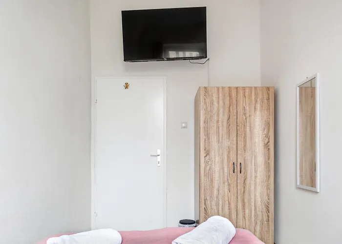 Private In Comfy 6-bedroom Near Millennium * Wenen