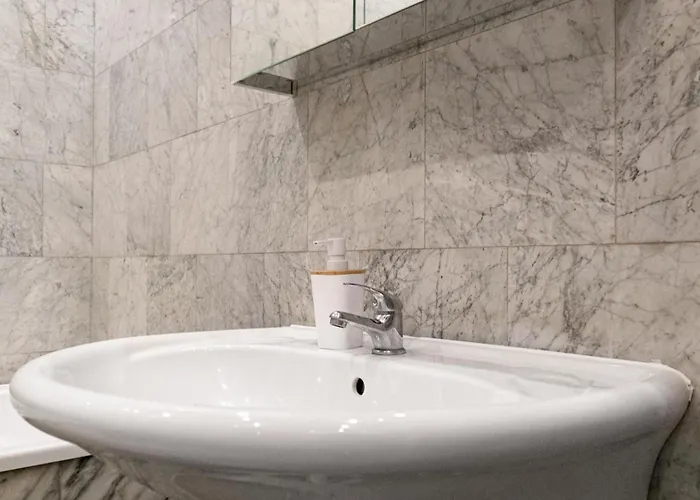 Appartement Private In Comfy 6-bedroom Near Millennium Wenen