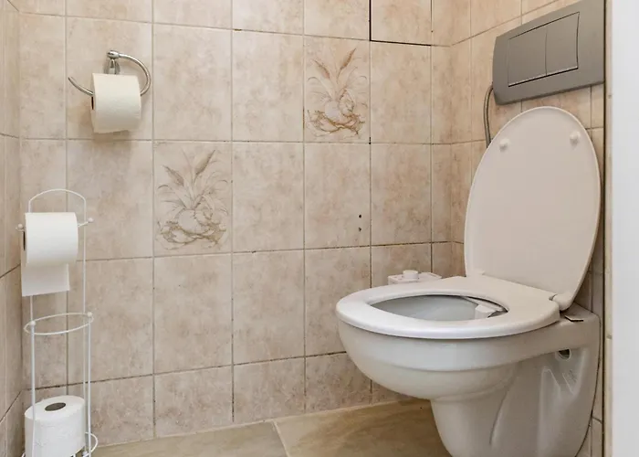Private In Comfy 6-bedroom Near Millennium Appartement Wenen