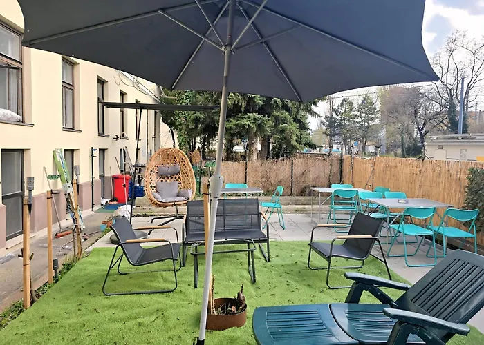 Private In Comfy 6-bedroom Near Millennium Appartement Wenen